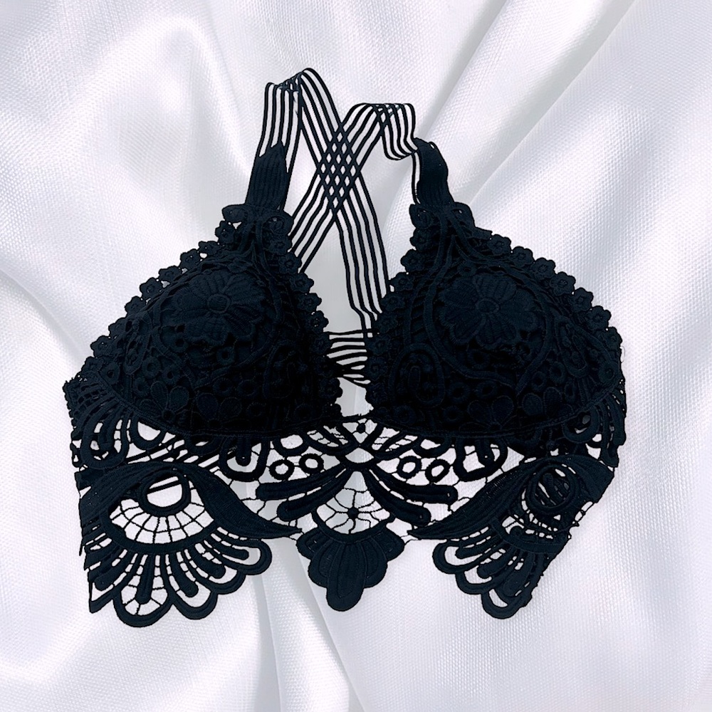 Sexy Cropped Lace Padded Black Top NWOT Deadstock